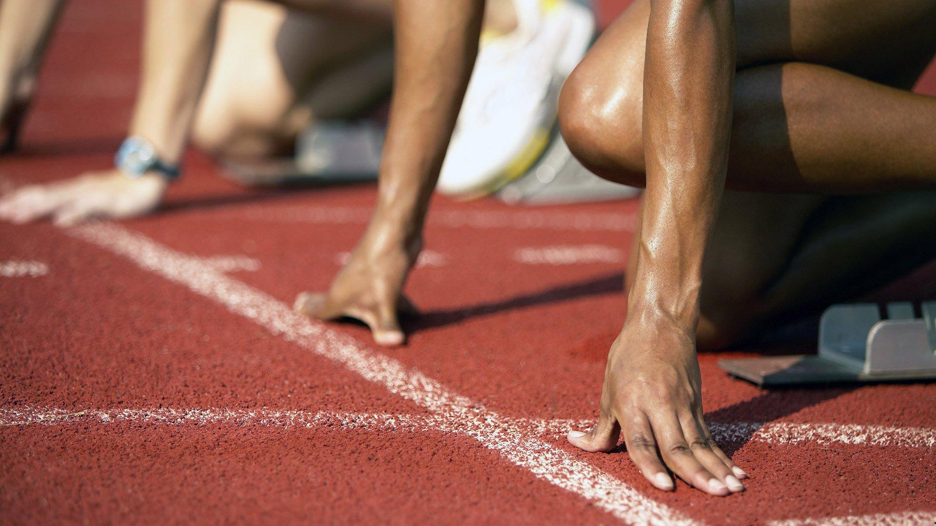 米兰锋线临阵折戟,约维奇热身突发腰痛,紧急退出关键战首发阵容